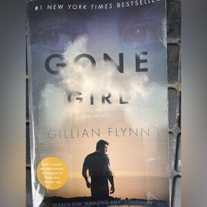 Gone Girl by Gillian Flynn Paperback
